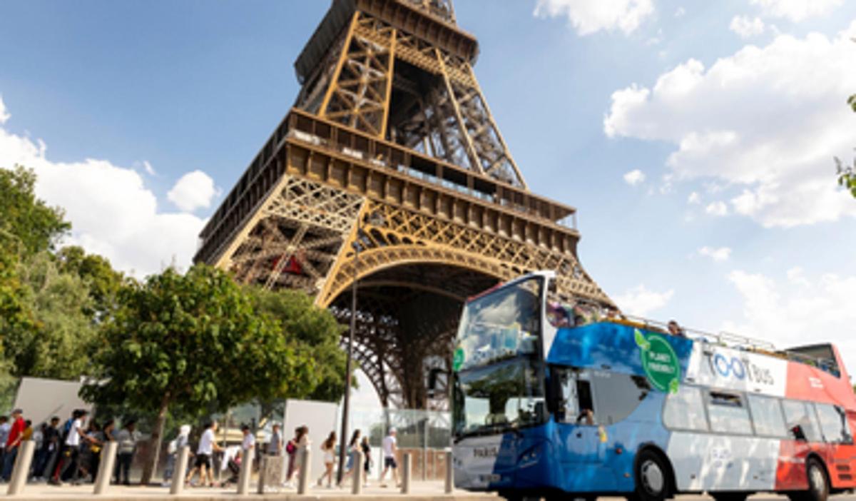 a bus parked in front of the eiffel tower