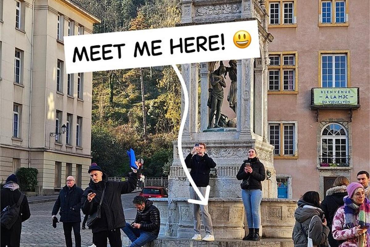 一群人站在一座雕像周围，雕像上挂着一块牌子