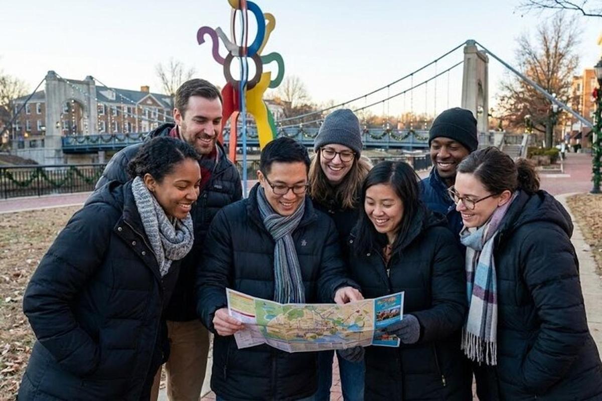 skupina lidí stojících pohromadě a dívajících se na mapu