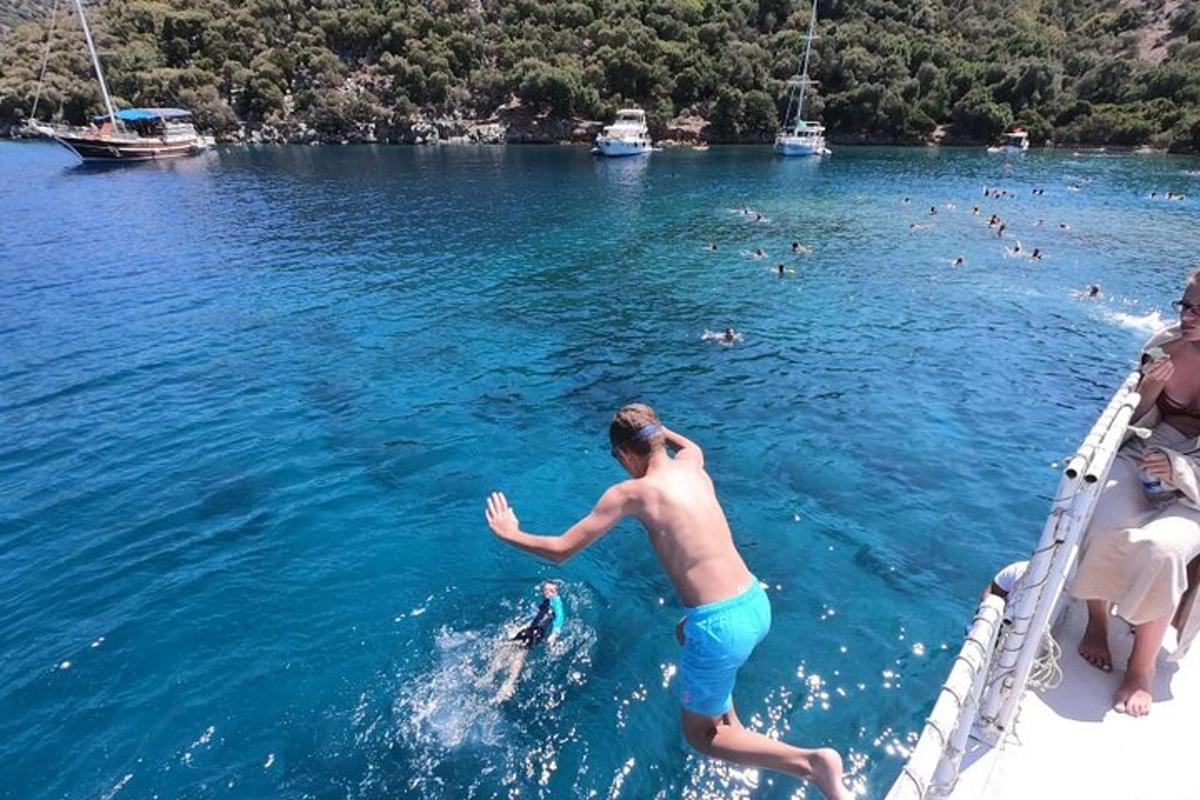 一名男子在水中，还有一只海豚在水中