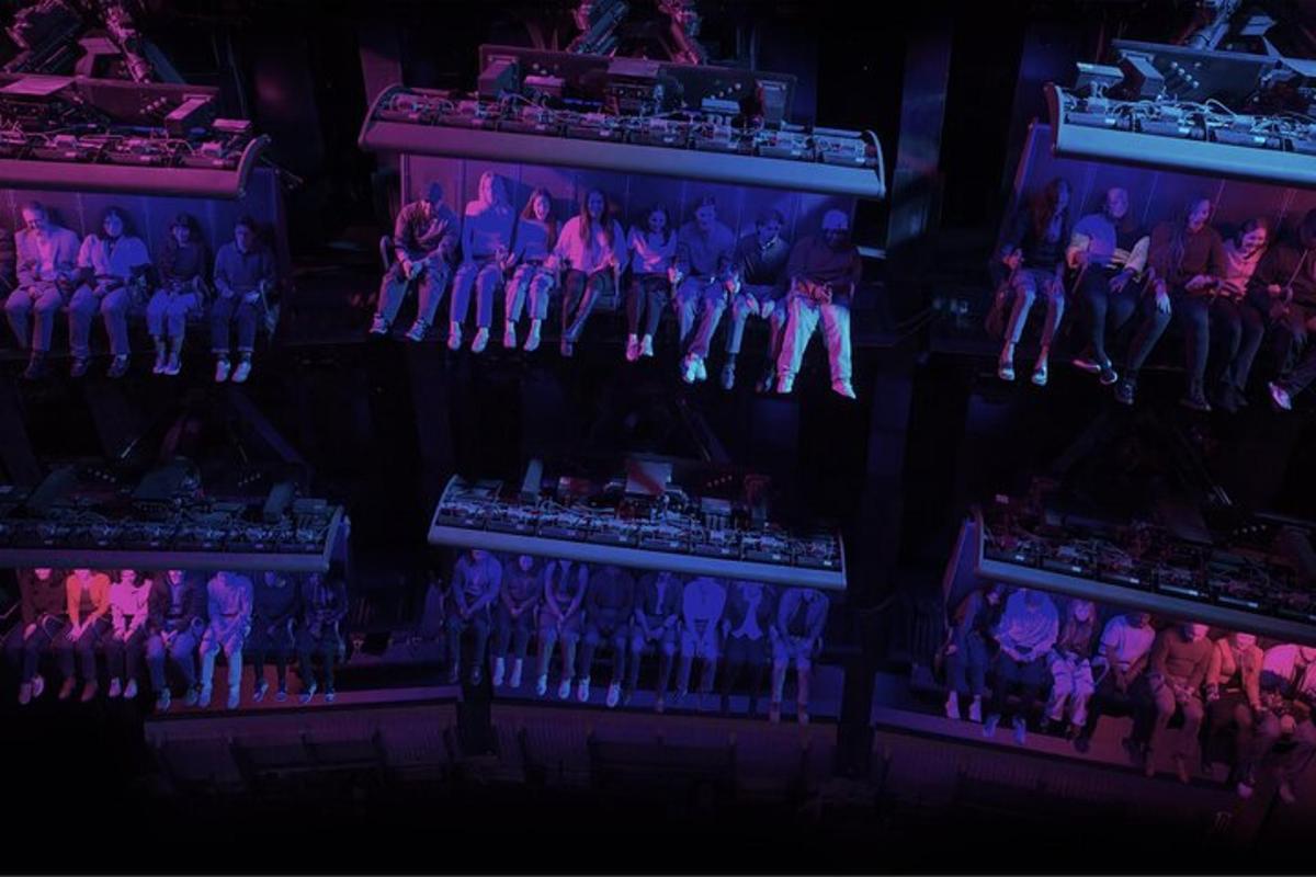 一群人坐在有紫色灯光的舞台上