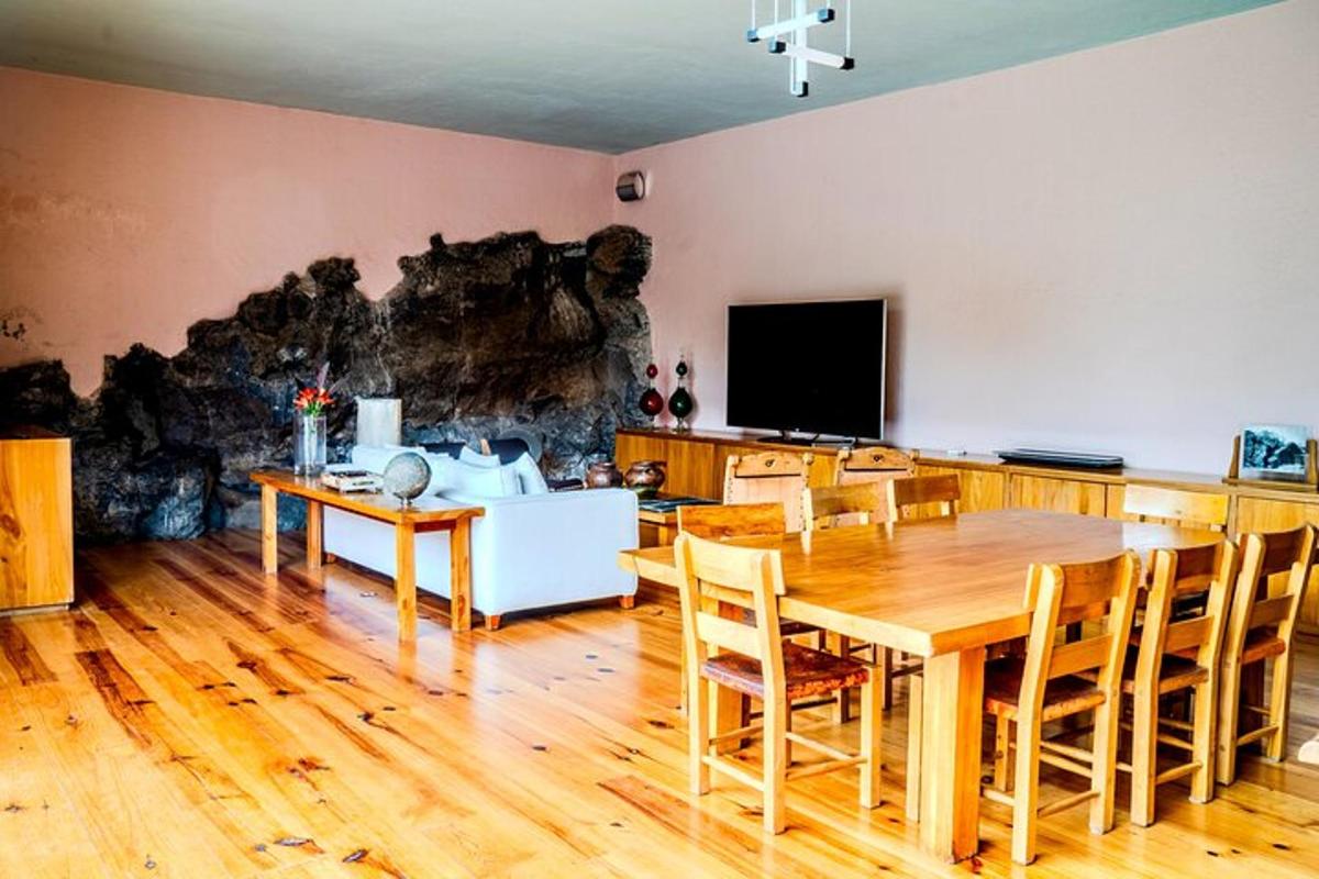 Un comedor con una gran mesa y sillas de madera.