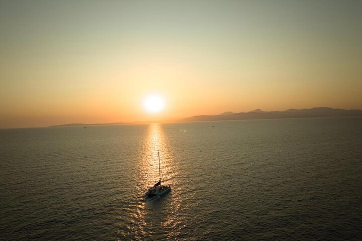 Katamaran-Segeltörn bei Sonnenuntergang mit BBQ entlang der Küsten Mallorcas