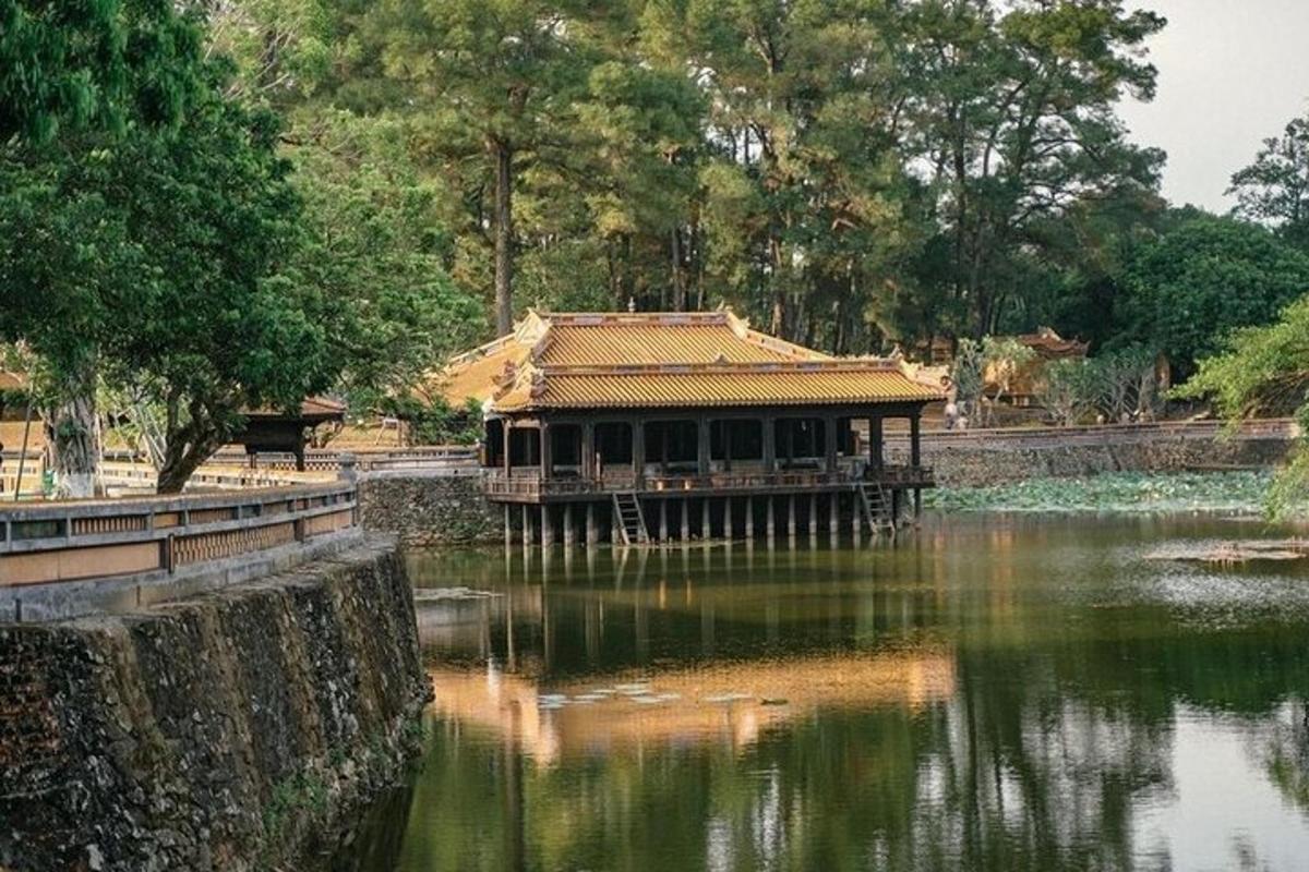 a building sitting on the side of a lake