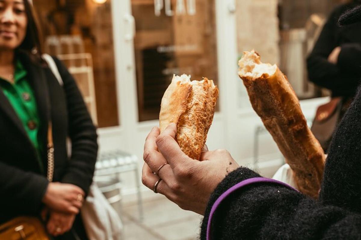 una persona sosteniendo un sándwich en sus manos