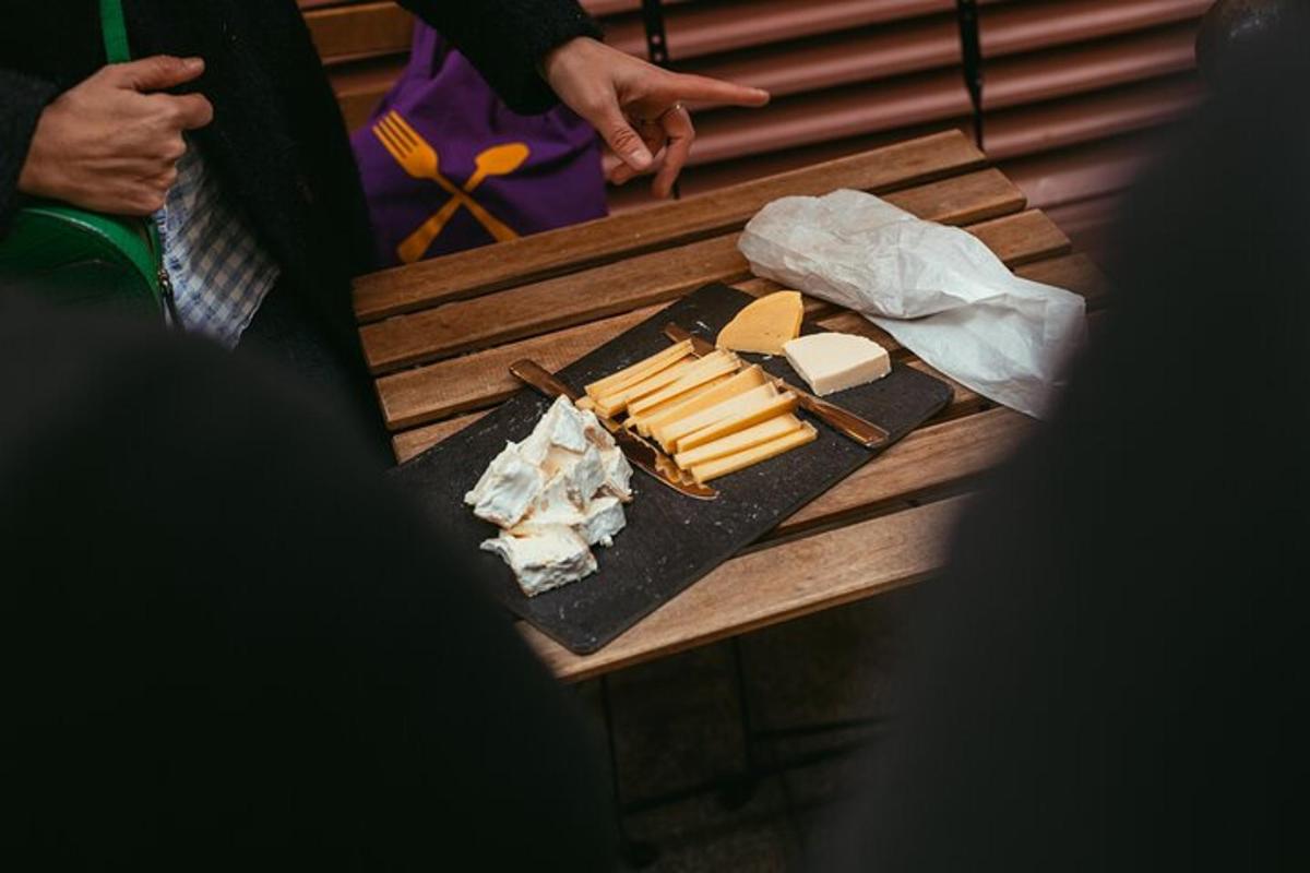 Una mesa con queso y otros alimentos encima.