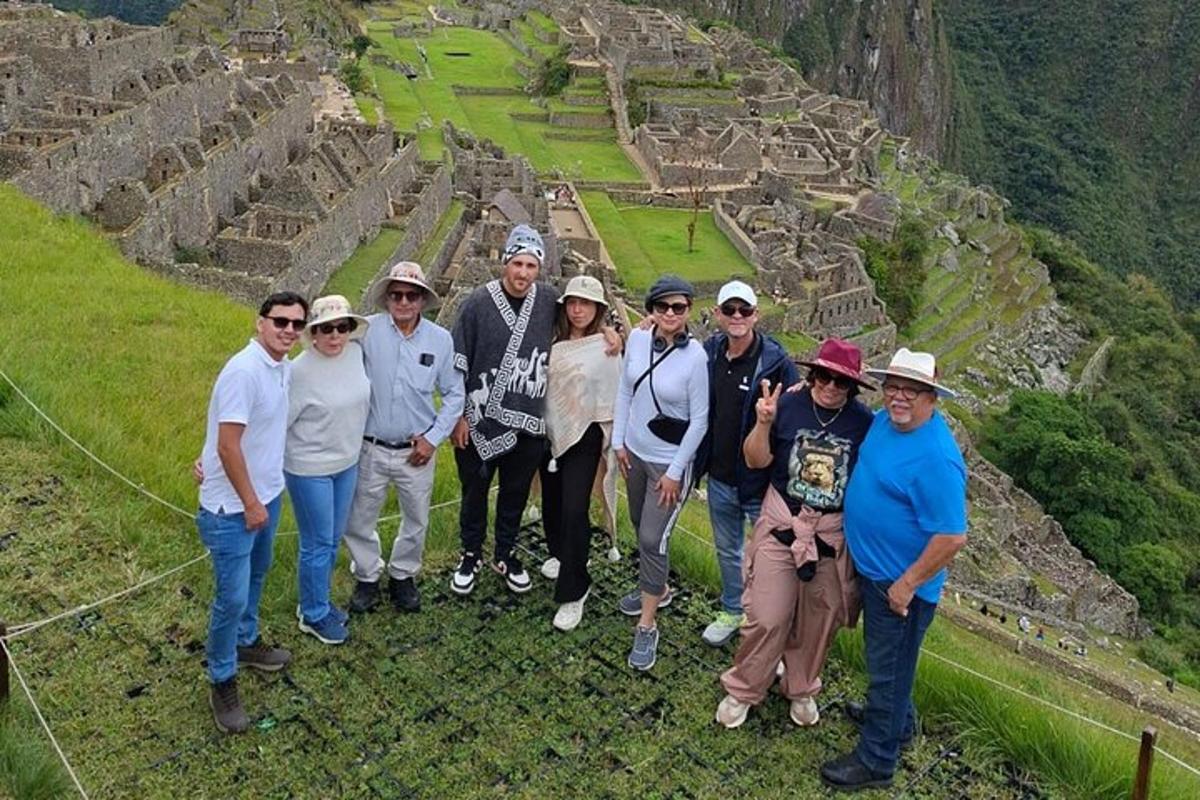un grup de persones posant per a una foto a les ruïnes
