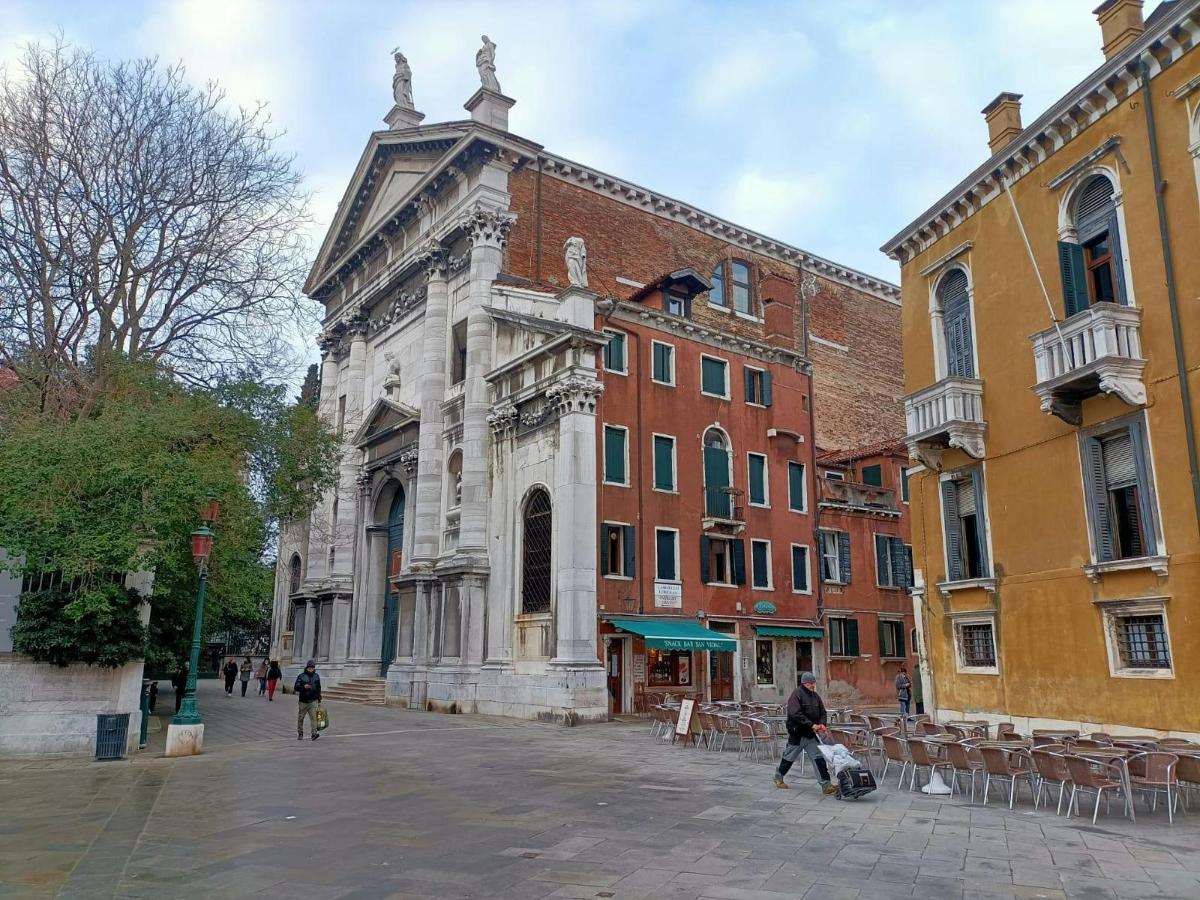 un groupe de personnes marchant devant un bâtiment