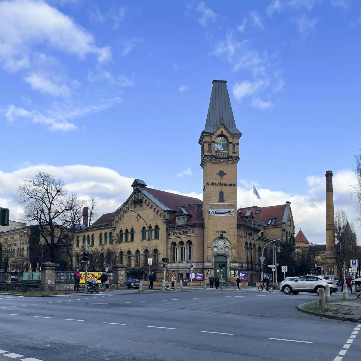 o clădire cu un turn cu ceas în mijlocul străzii