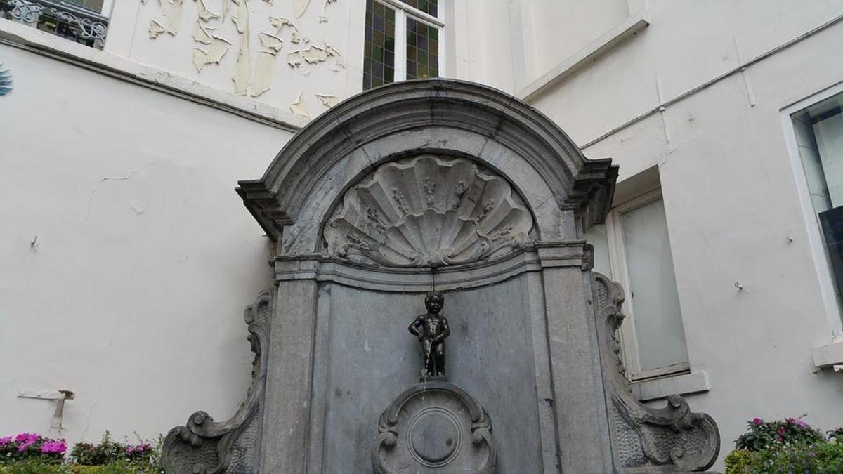 a building with an archway on the side of it