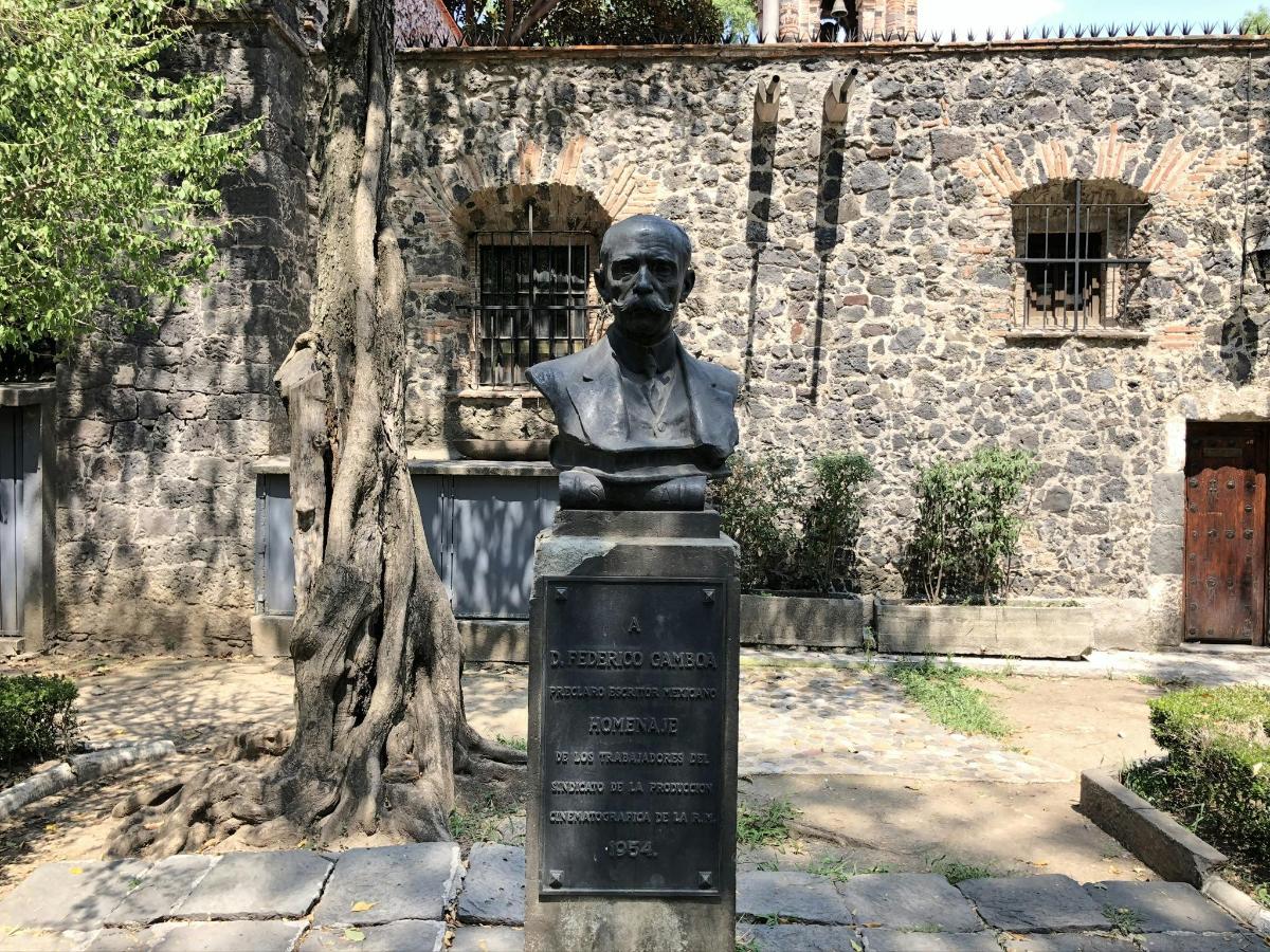 a statue of a man in front of a building