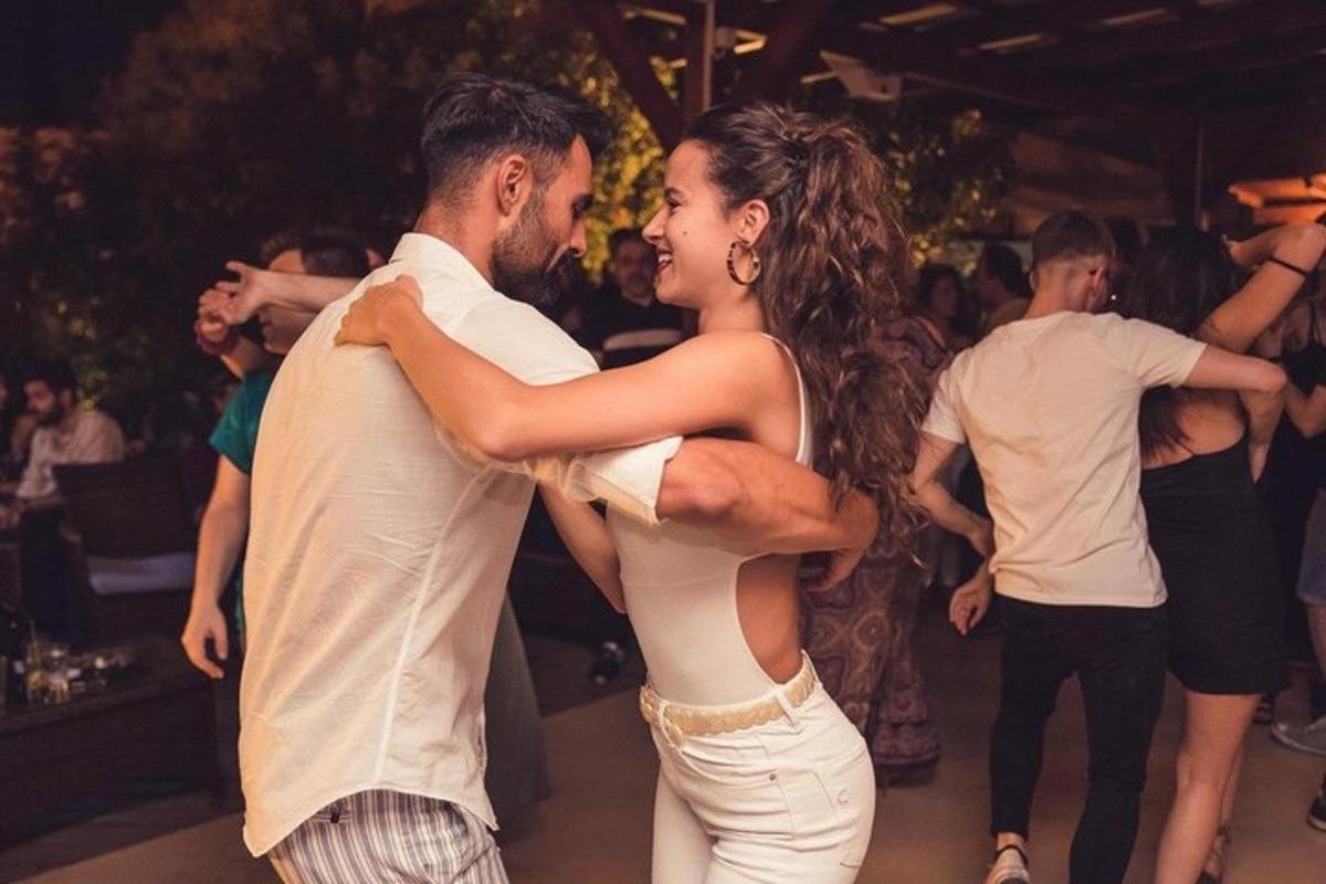 رجل وامرأة يرقصان في حفلة
