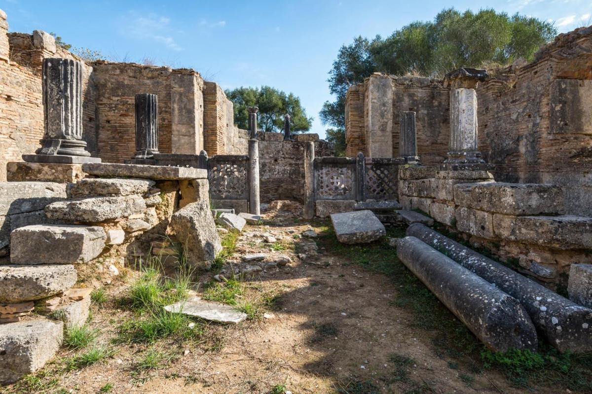 an old building with a bunch of ruins