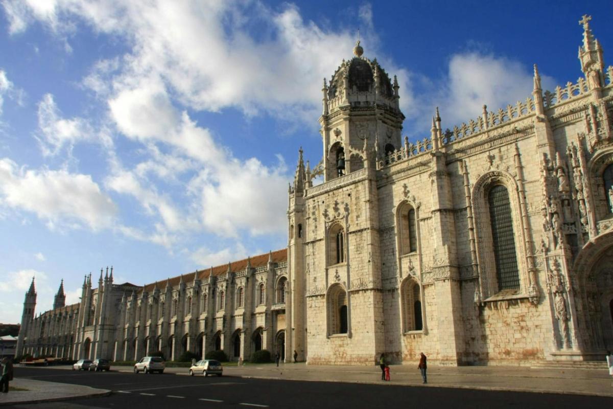 un gran edifici amb una torre del rellotge a sobre