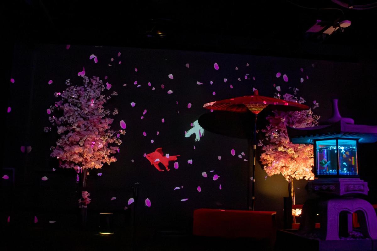 房间里，紫色的蝴蝶围绕着一棵树飞舞。