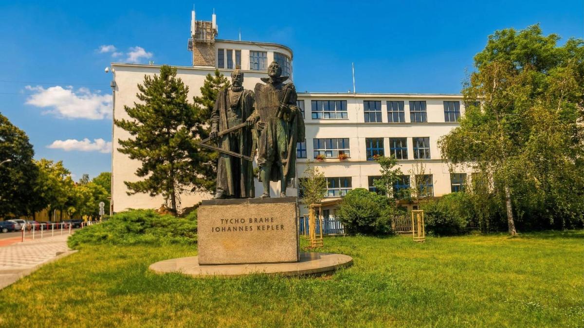 a statue of two men in front of a building