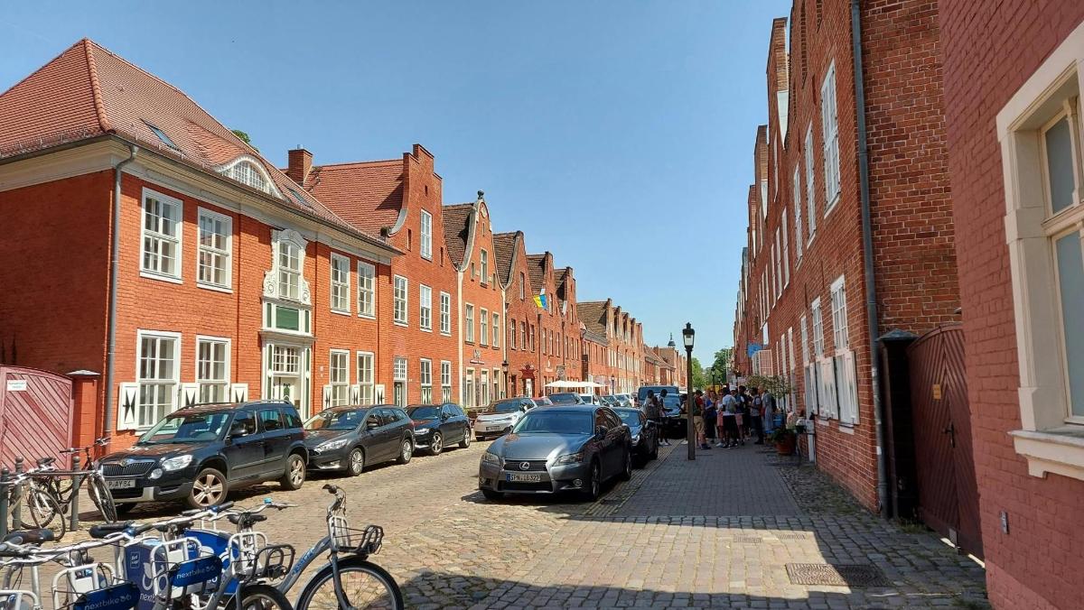 a street with cars parked on the side of a building