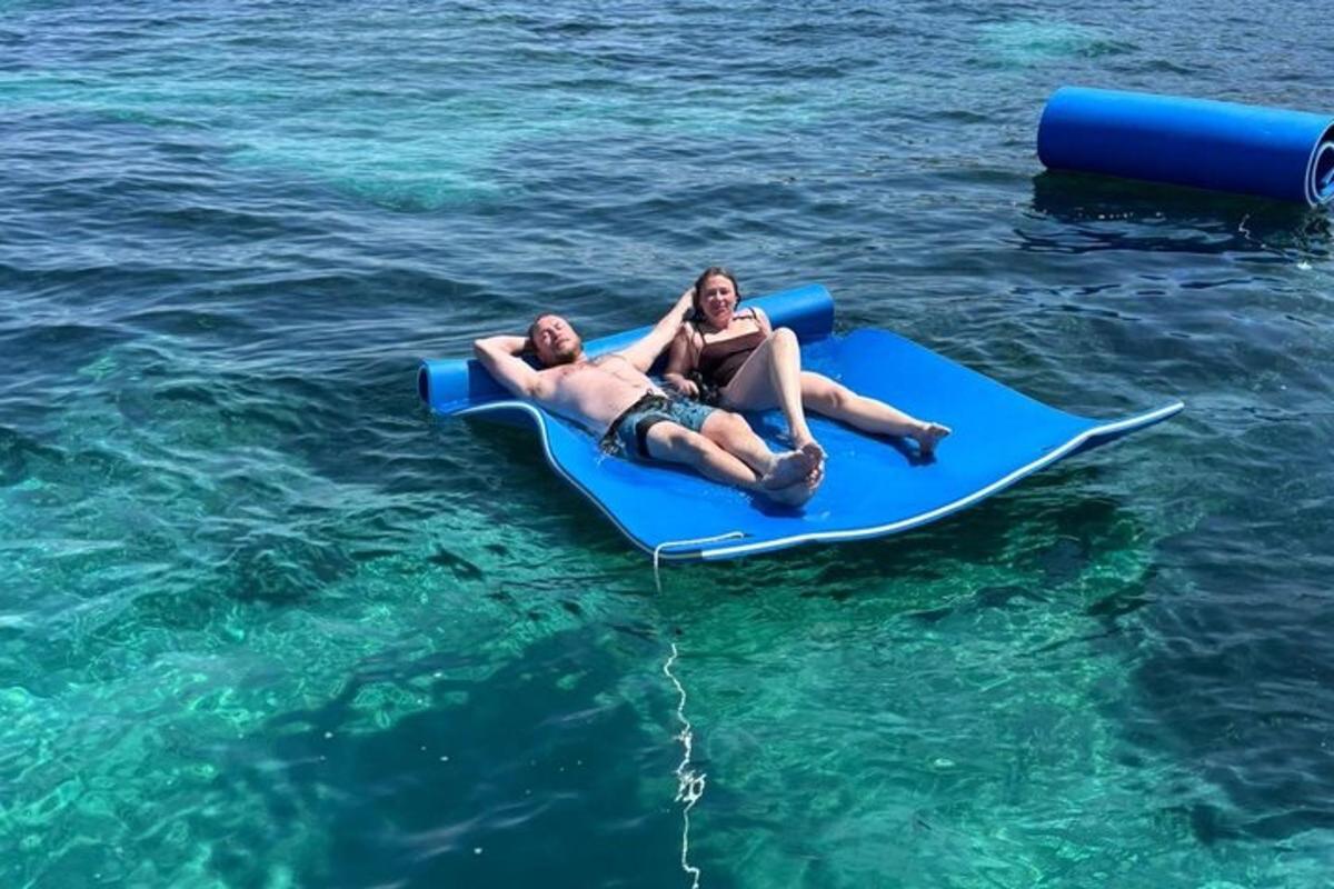 dvaja ľudia ležiaci na paddleboarde vo vode