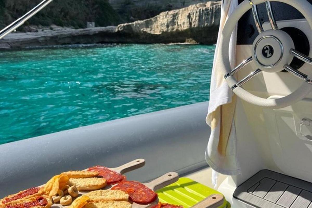 Un plato de comida sentado en el costado de un barco.