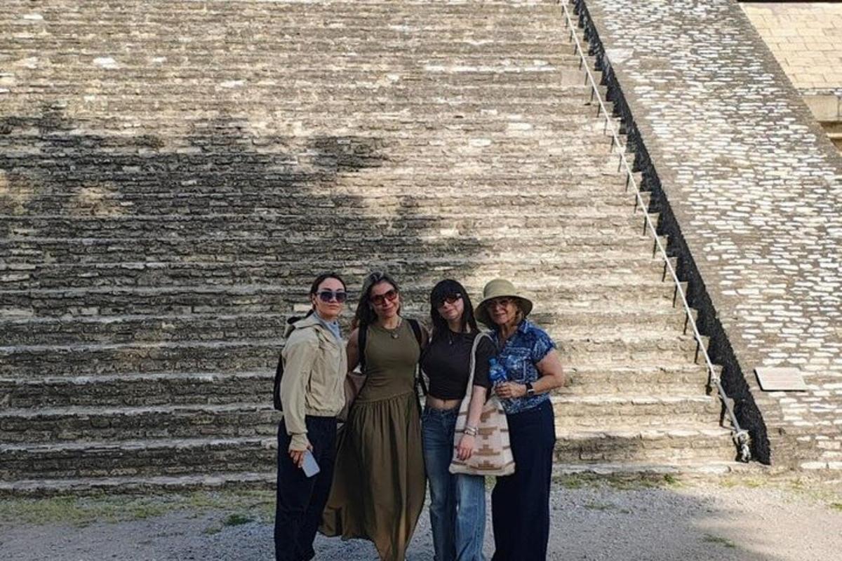 eine Gruppe von Menschen steht auf einer Treppe