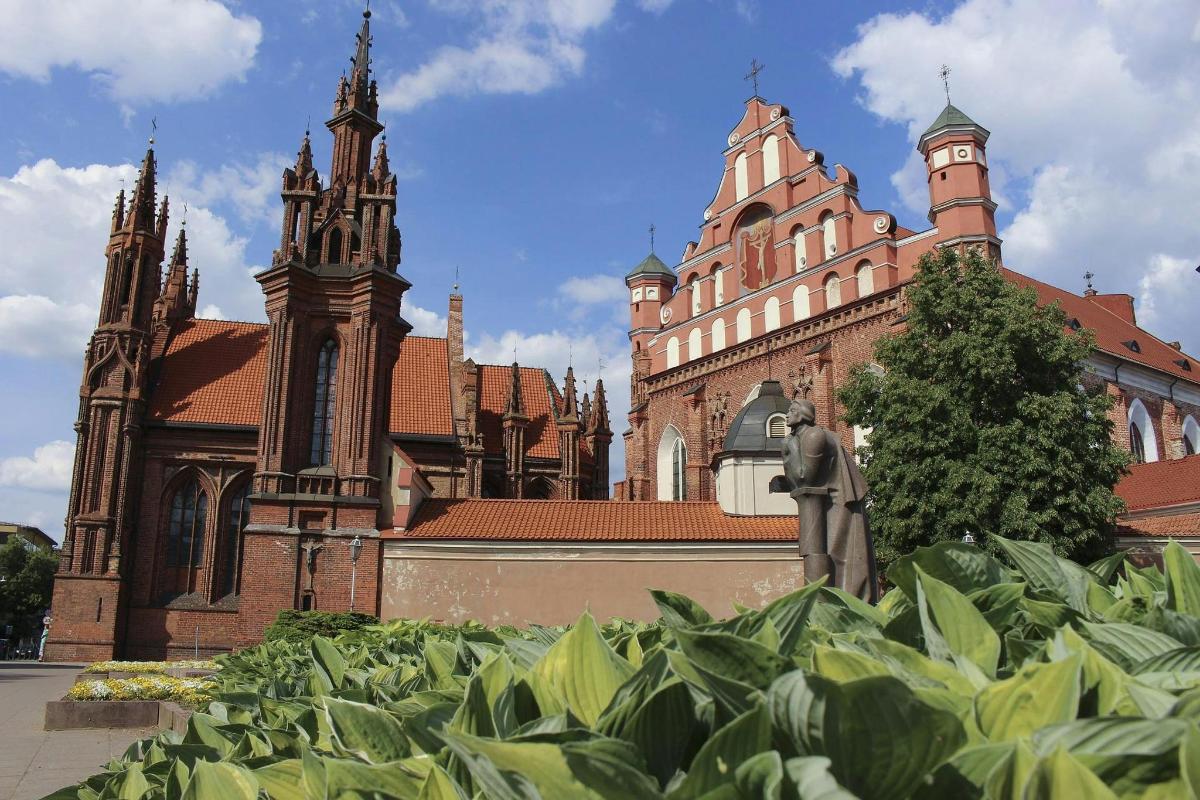 a statue of a man in front of a building