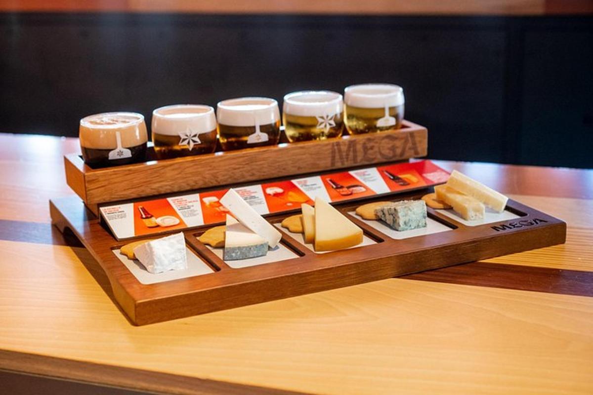 una bandeja con diferentes tipos de queso y cervezas sobre una mesa