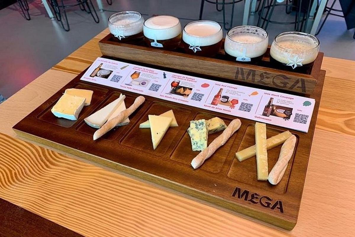 una bandeja de queso y otros alimentos sobre una mesa