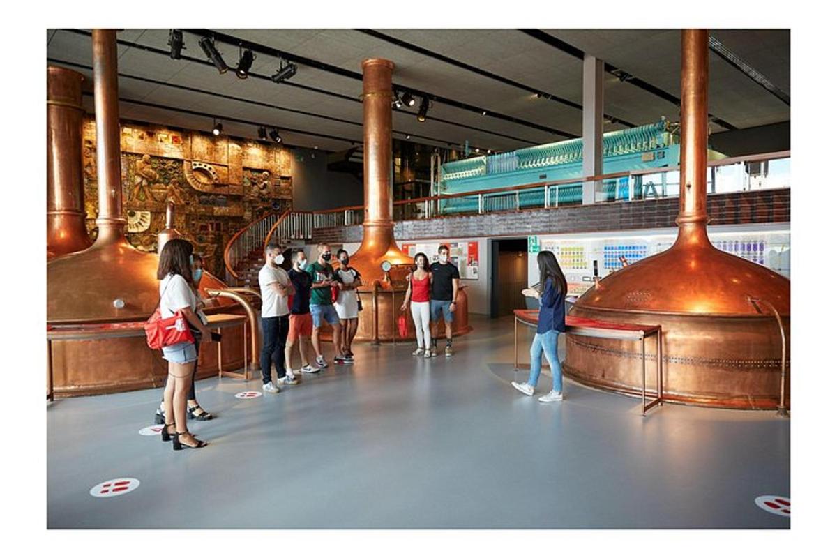 un grupo de personas de pie en un museo