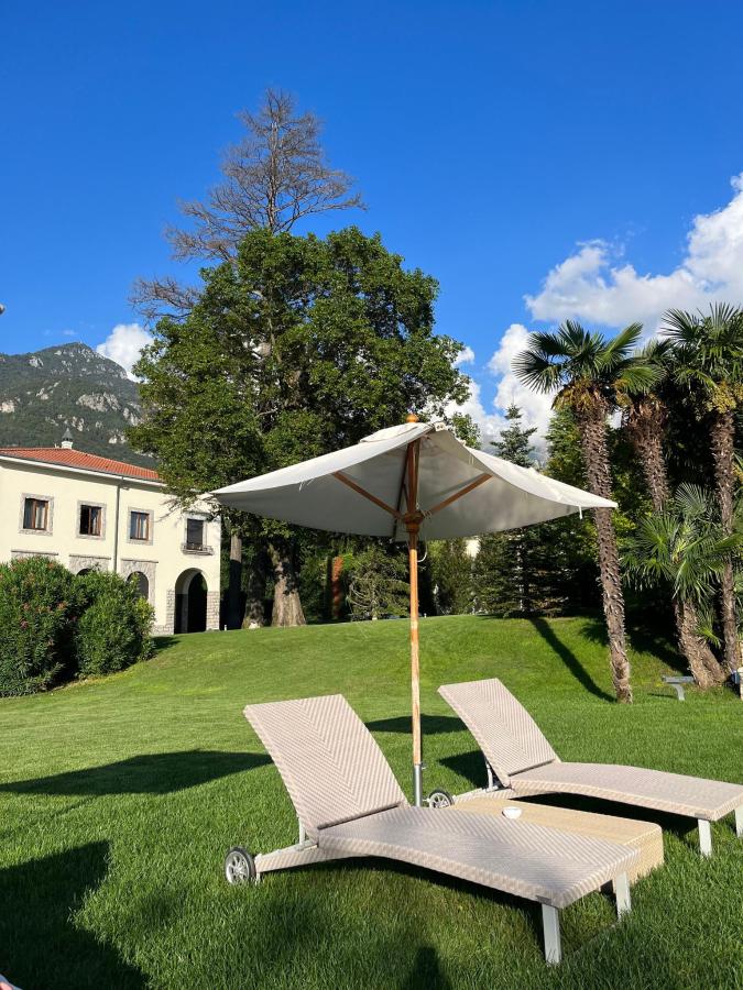Vista generica sulle montagne o vista sulle montagne dall'interno dell'hotel