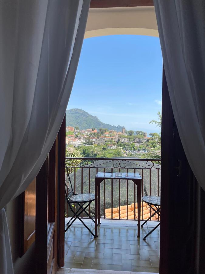 Vista generica sulle montagne o vista sulle montagne dall'interno del bed & breakfast