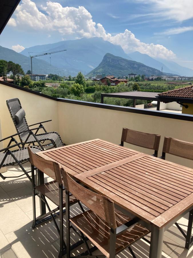 Vista generica sulle montagne o vista sulle montagne dall'interno dell'aparthotel