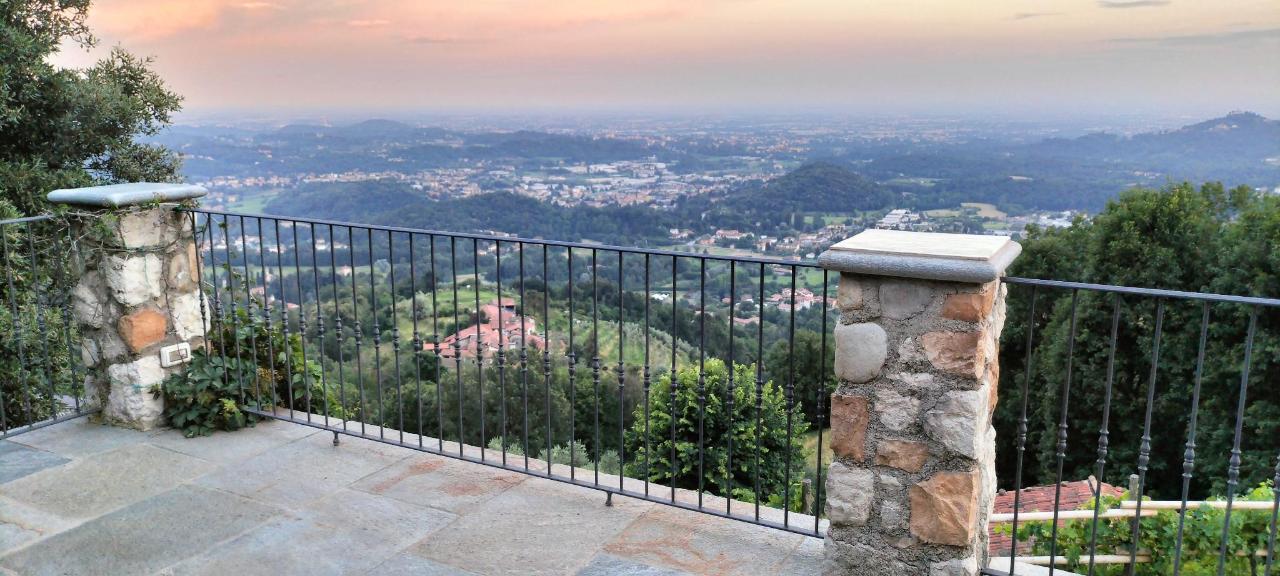 Vista generica sulle montagne o vista sulle montagne dall'interno dell'agriturismo