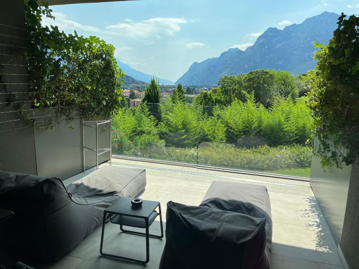 Vista generica sulle montagne o vista sulle montagne dall'interno dell'agriturismo