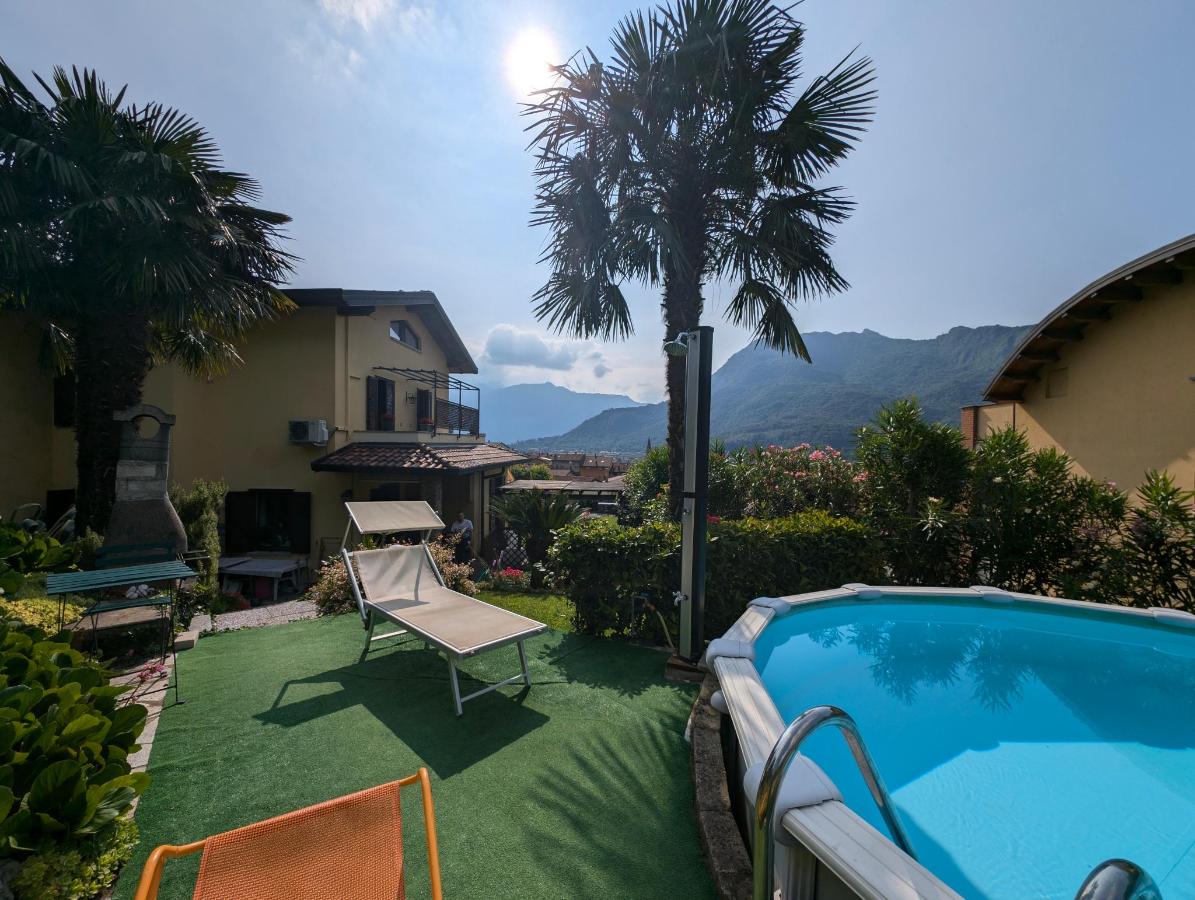 Vista generica sulle montagne o vista sulle montagne dall'interno del bed & breakfast