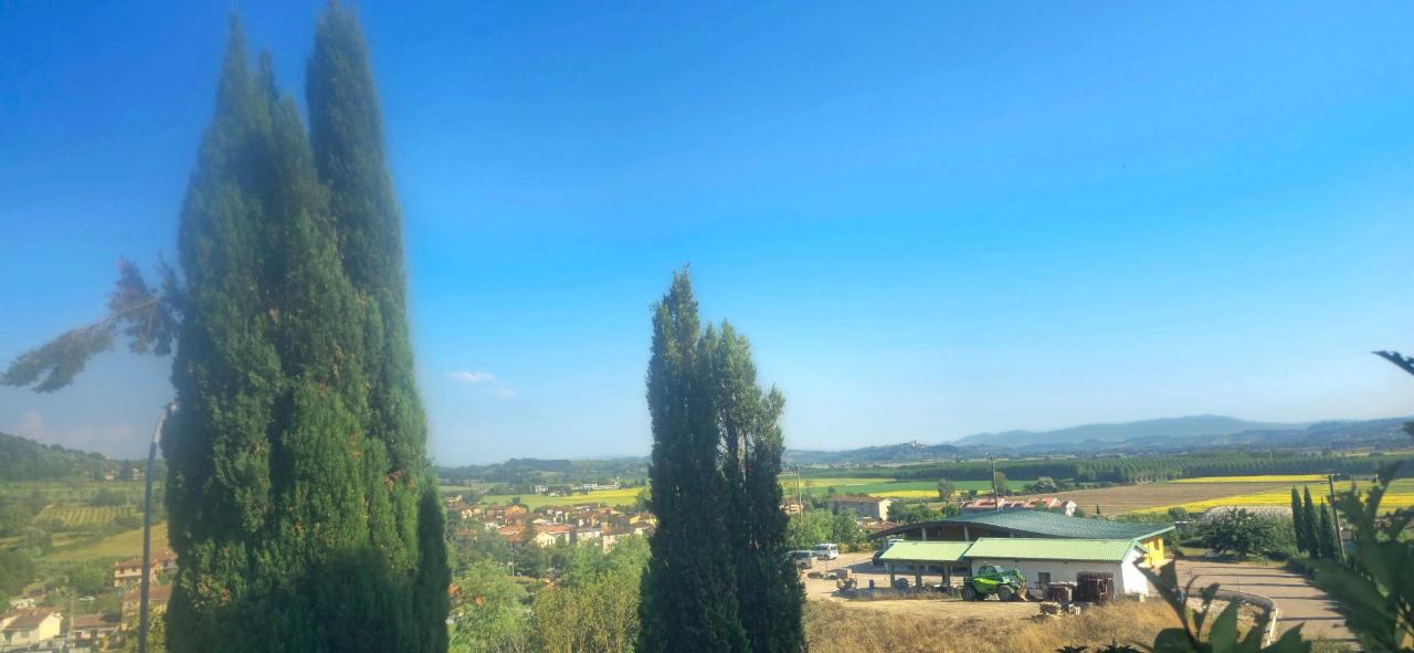 Vista generica sulle montagne o vista sulle montagne dall'interno dell'appartamento