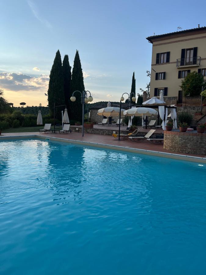 Piscina di Villa Curina Resort o nelle vicinanze
