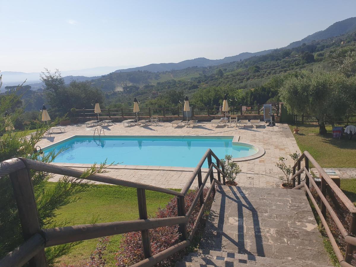 Vista generica sulle montagne o vista sulle montagne dall'interno del bed & breakfast