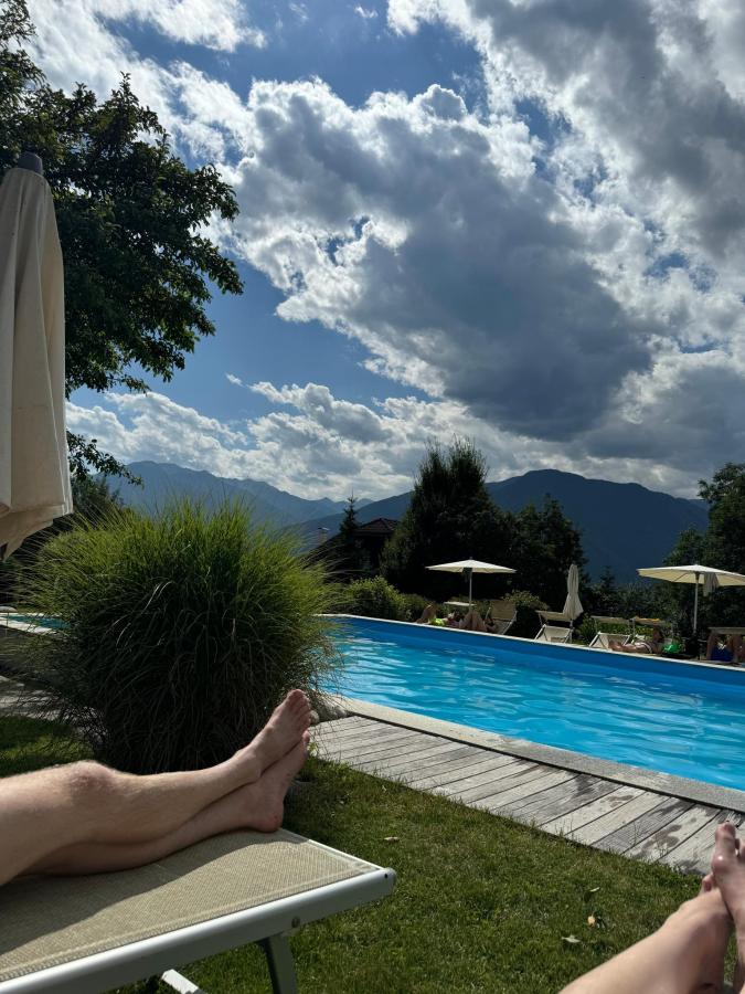 Vista generica sulle montagne o vista sulle montagne dall'interno dell'hotel