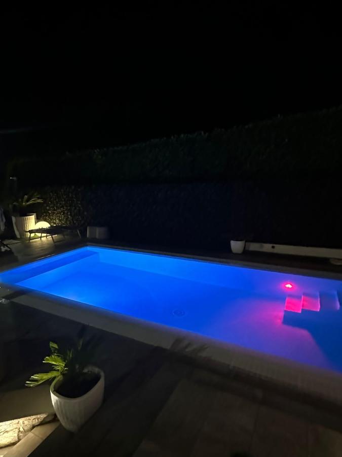 Piscina di BELLAVISTA EXCLUSIVE B&B in zona centrale con piscina riscaldata-Jacuzzi vista lago LA COLAZIONE viene servita in una pasticceria esclusiva in centro-vicina alla struttura-animali di piccola taglia ammessi su richiesta o nelle vicinanze
