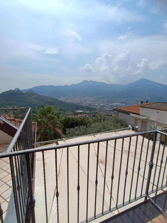 Vista generica sulle montagne o vista sulle montagne dall'interno dell'affittacamere