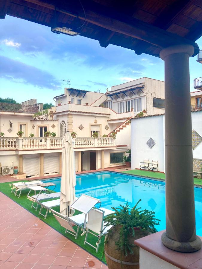 Piscina di Don Camillo Suites o nelle vicinanze