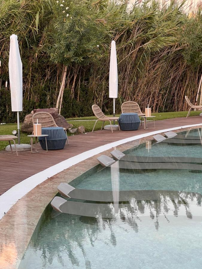 Piscina di Baia Di Chia Resort Sardinia, Curio Collection By Hilton o nelle vicinanze