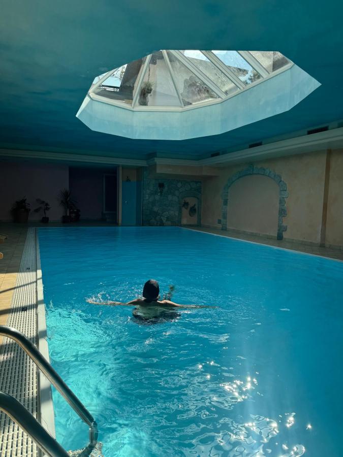 Piscina di Hotel Carrara o nelle vicinanze
