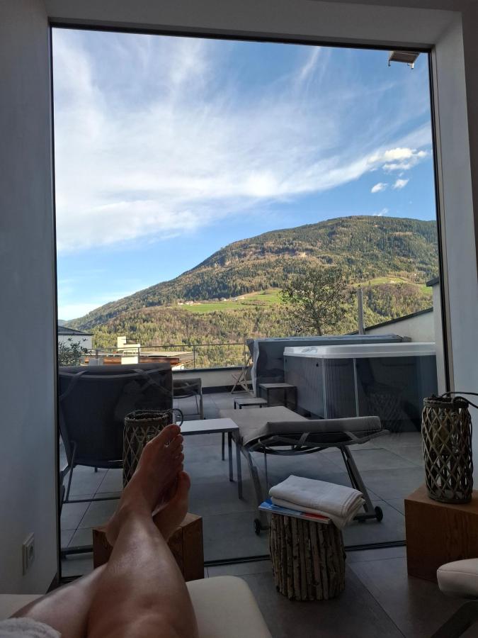 Vista generica sulle montagne o vista sulle montagne dall'interno dell'hotel