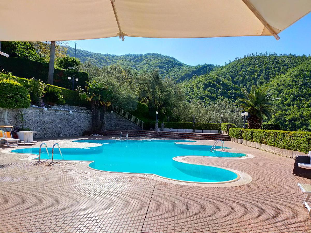 Vista generica sulle montagne o vista sulle montagne dall'interno dell'affittacamere