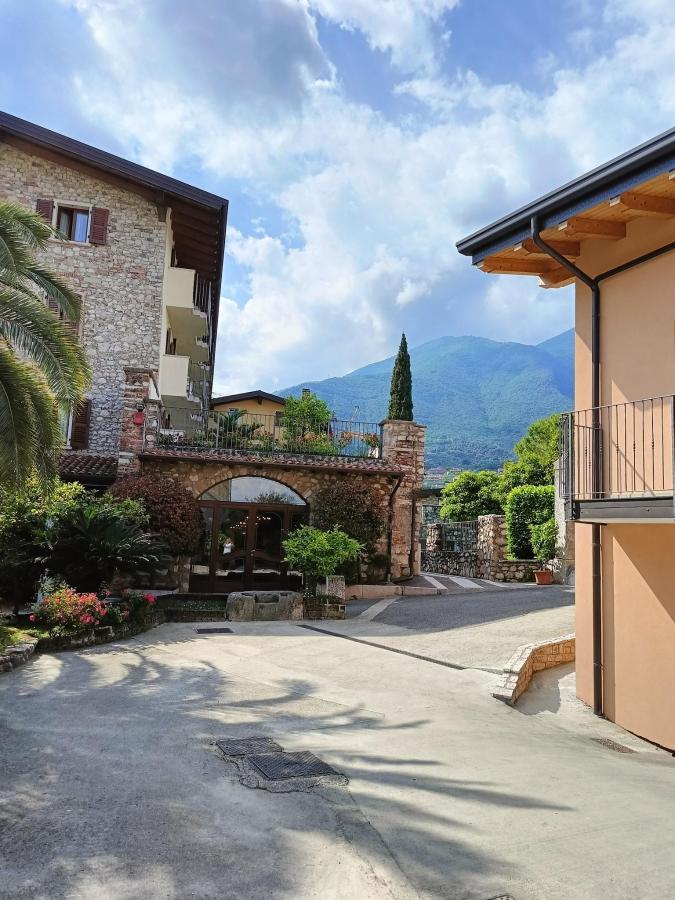 Vista generica sulle montagne o vista sulle montagne dall'interno dell'hotel