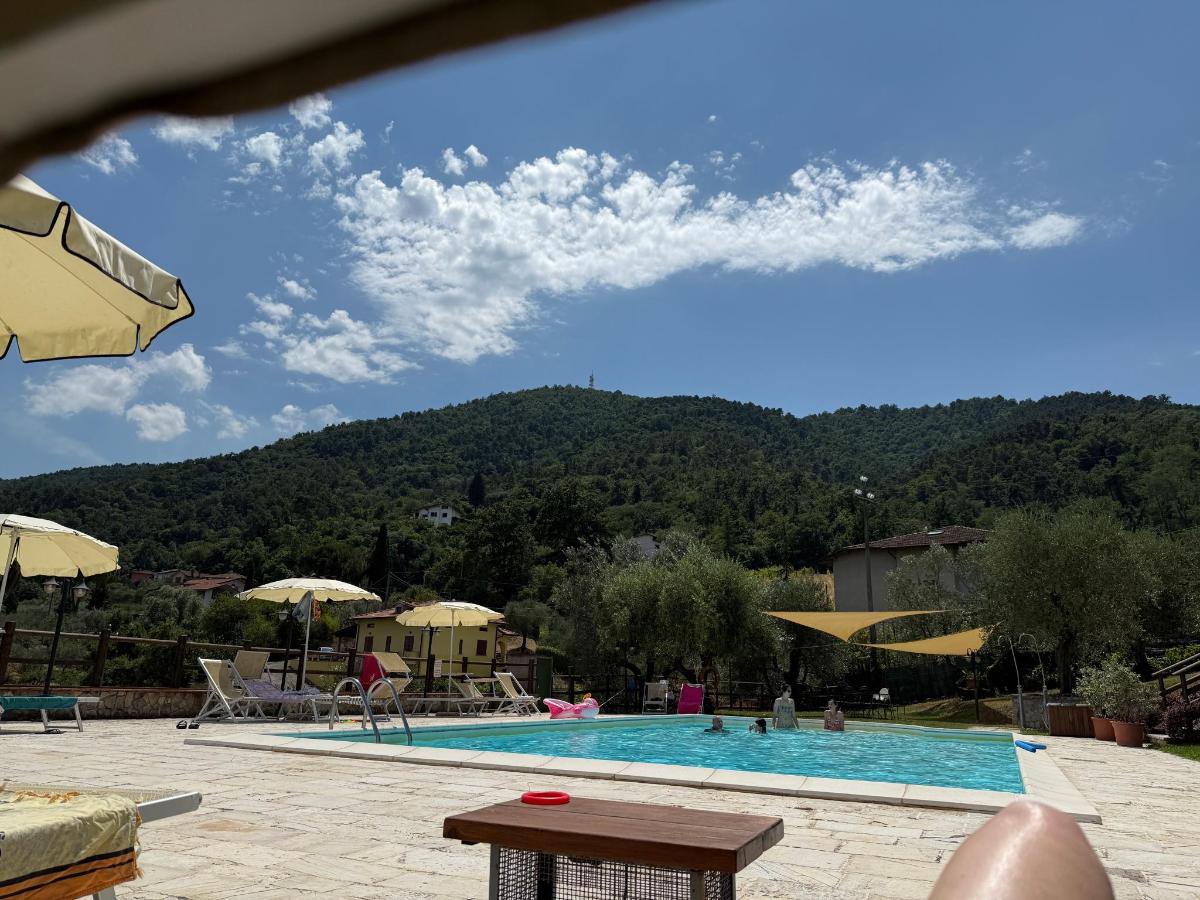 Vista generica sulle montagne o vista sulle montagne dall'interno del bed & breakfast