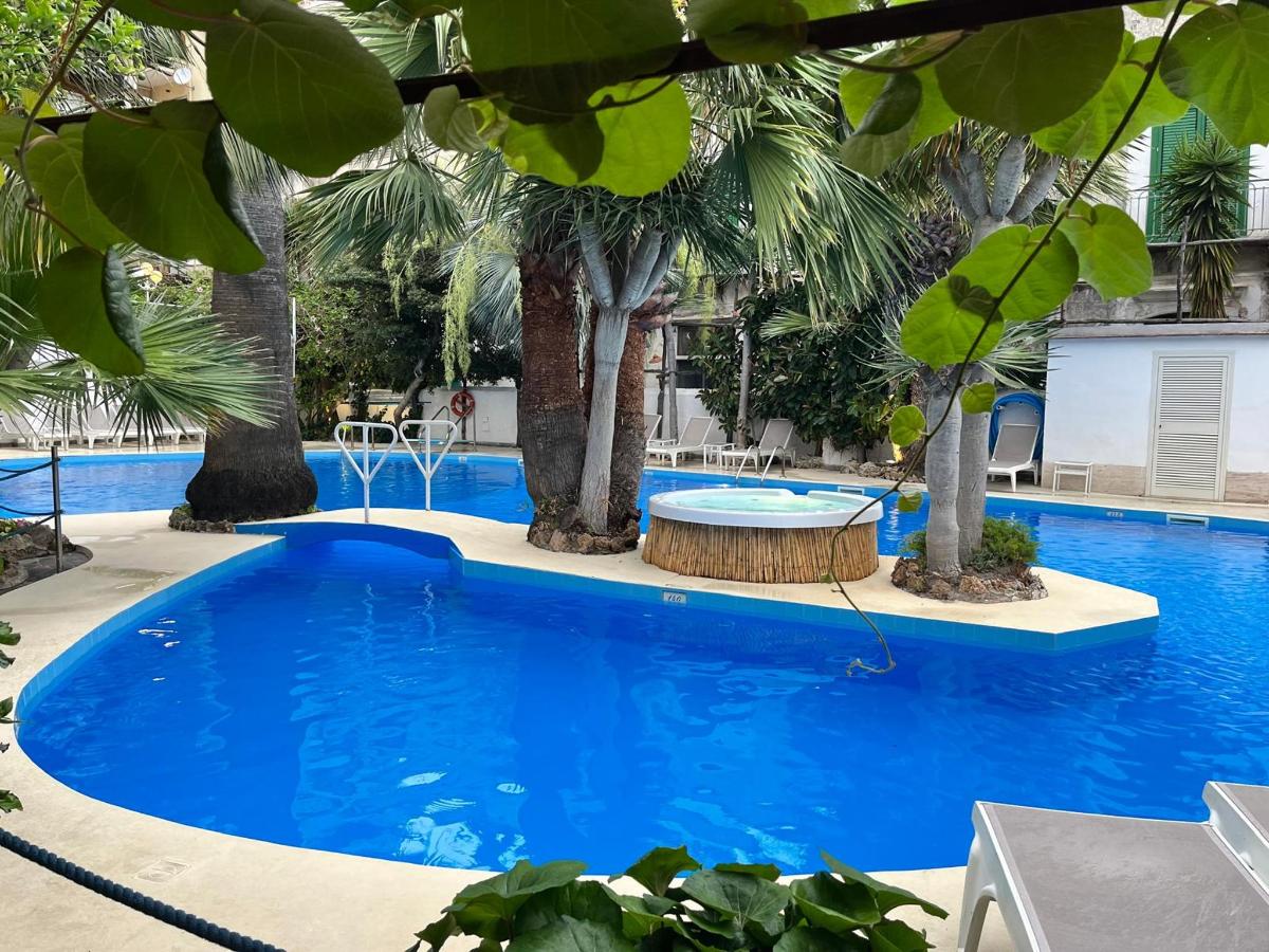 Piscina di Reginna Palace Hotel o nelle vicinanze