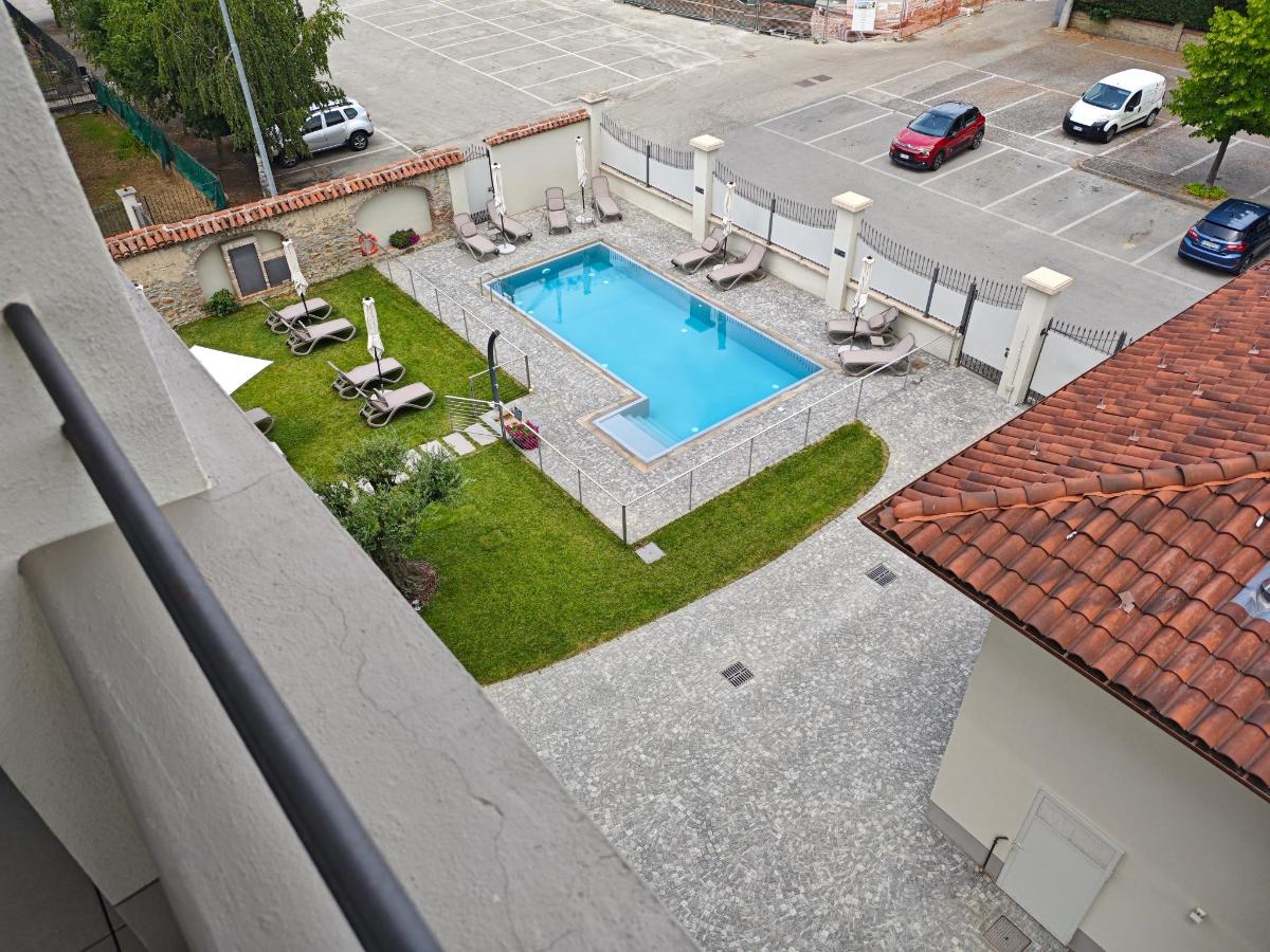 Piscina di VILLA BERNASCONI o nelle vicinanze