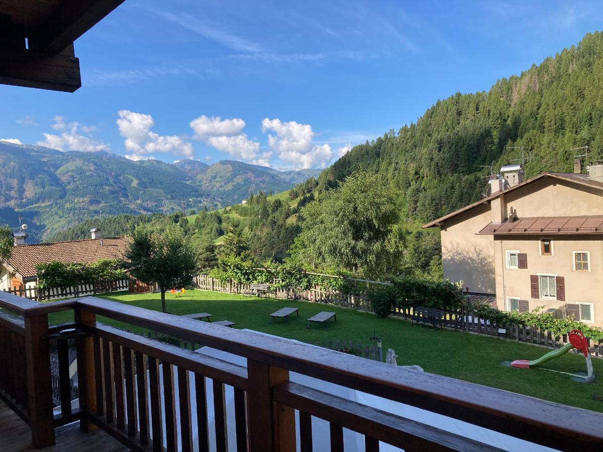 Vista generica sulle montagne o vista sulle montagne dall'interno dell'aparthotel